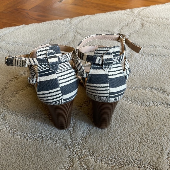 DSW Kelly and Katie Tamara size 7 sandal wedges - Picture 3 of 7